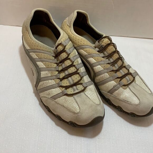 Skechers size 9 slip on sneakers. Like new condition - Picture 1 of 7